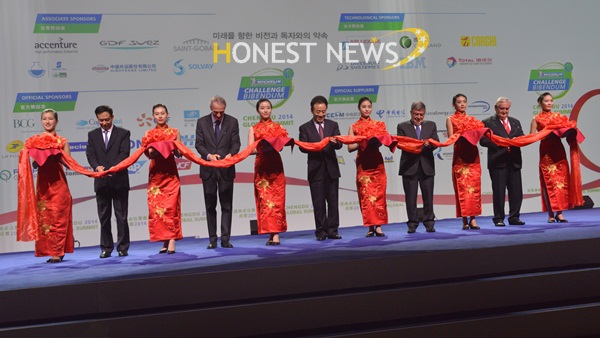 CHENGDU_2014_Opening_ceremony_PierreCHAMBON.jpg